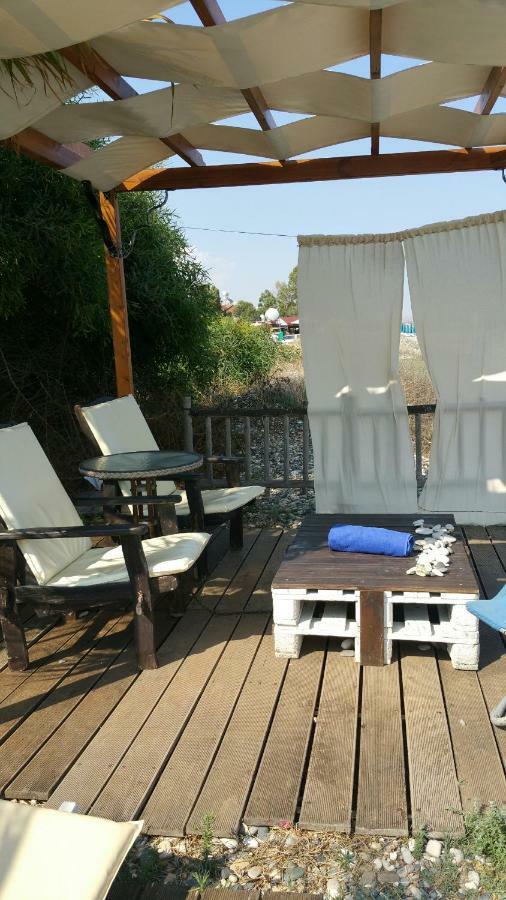 Aquarian Beachfront Apartment Larnaca Extérieur photo